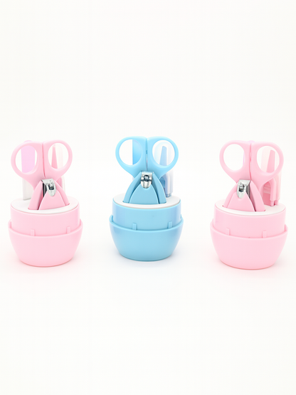 ピンクとブルーのベビー爪切り4点セットが縦一列に並んだ正面写真 (ベビー 爪切り セット)
