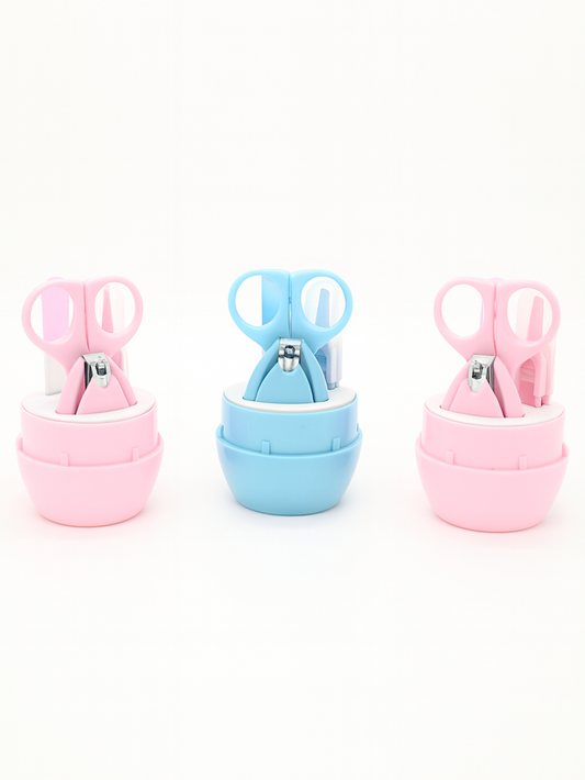 ピンクとブルーのベビー爪切り4点セットが縦一列に並んだ正面写真 (ベビー 爪切り セット)
