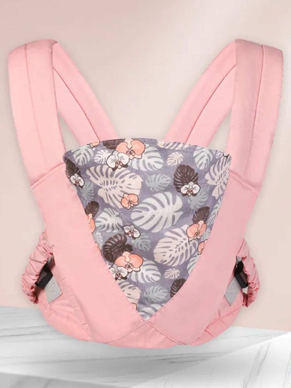 ピンクのダブルショルダーベビーキャリアにグレー地のフラワー柄パネルが付いた正面アップ画像 (ベビーキャリア ピンク)
