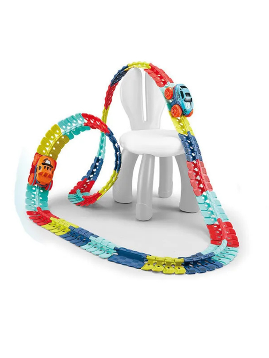 白い椅子の周りにカラフルなフレキシブルレールを組んで電動カーが走っているメインイメージ
