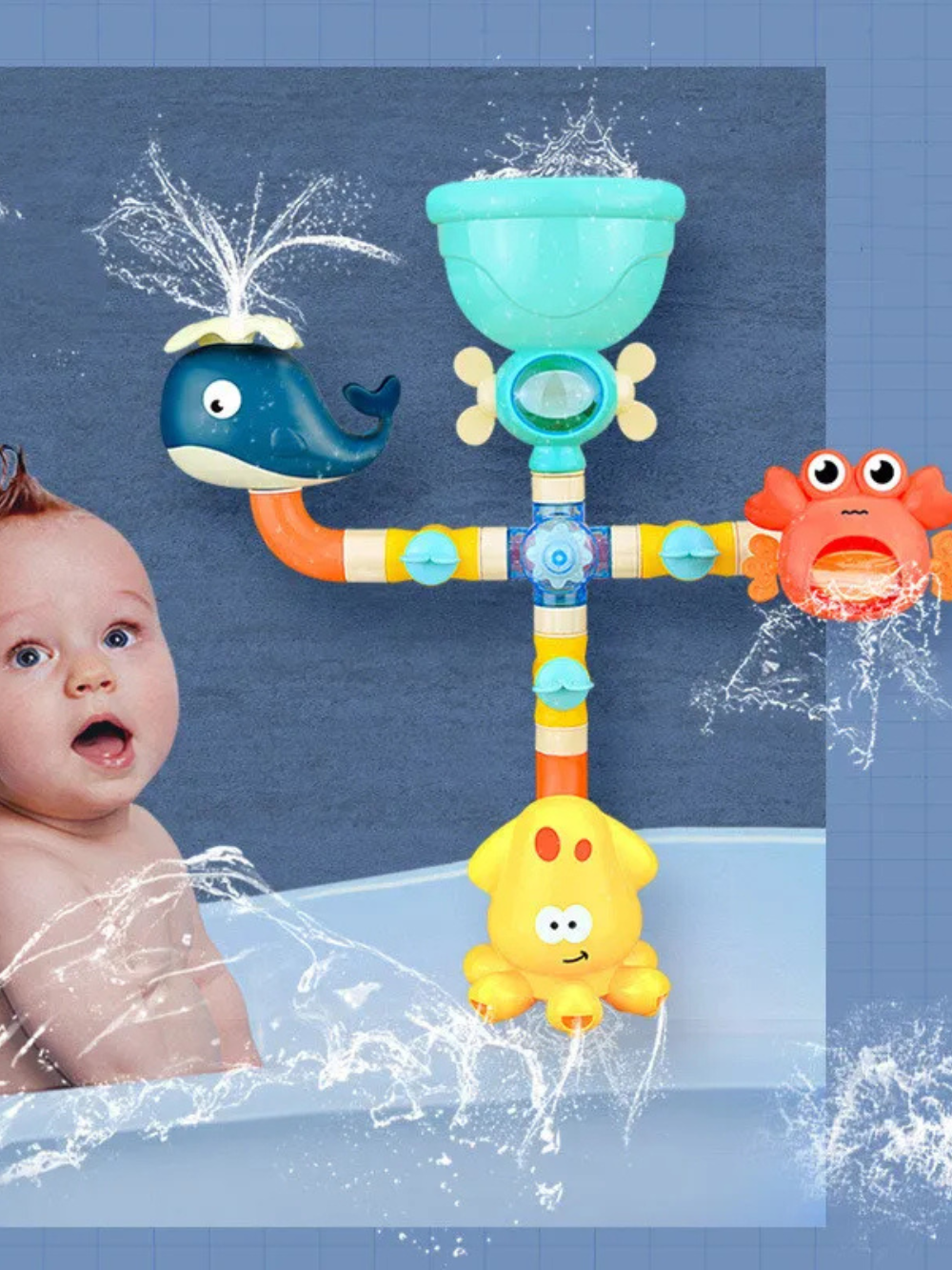 浴槽の縁に座る赤ちゃんと壁に取り付けられたクジラ カップ カニ イカが一体になったお風呂ウォーターパークおもちゃ
