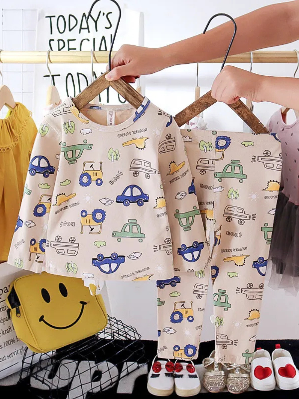 乗り物柄プリントのベージュカラー子ども長袖パジャマセット正面イメージ
