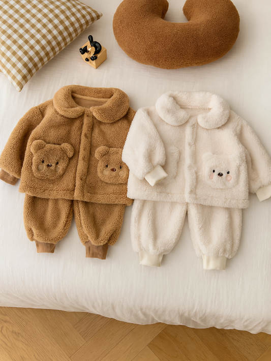 ベージュとカーキのくま刺繍ボアジャケットとパンツの子ども上下セットを並べたイメージ
