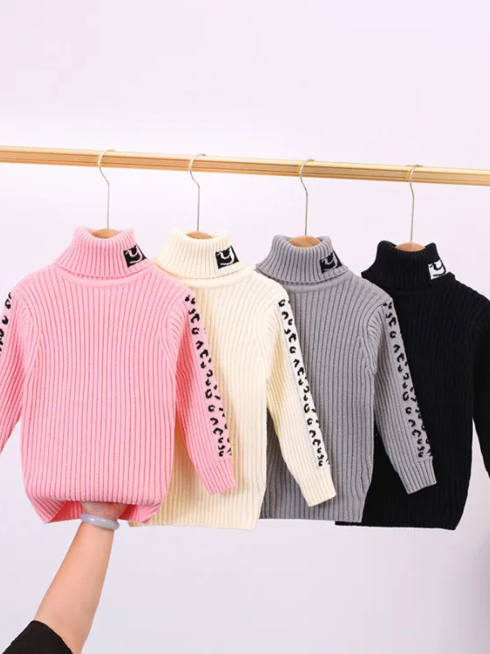 ピンク・ホワイト・グレー・ブラックの子どもタートルネックニットセーター集合カット
