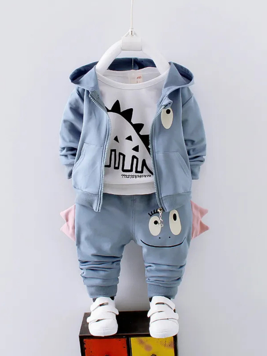 ライトブルーの恐竜デザイン男の子長袖セットアップを着せたコーデ全体
