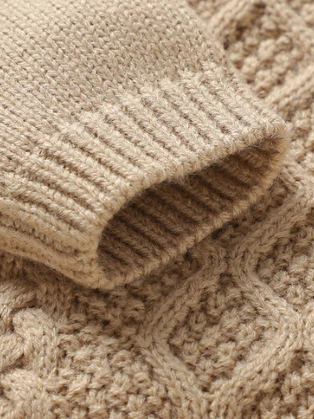 ダイヤ柄編みとリブ袖口がわかるキャメルベビーニットトップスのディテールアップ
