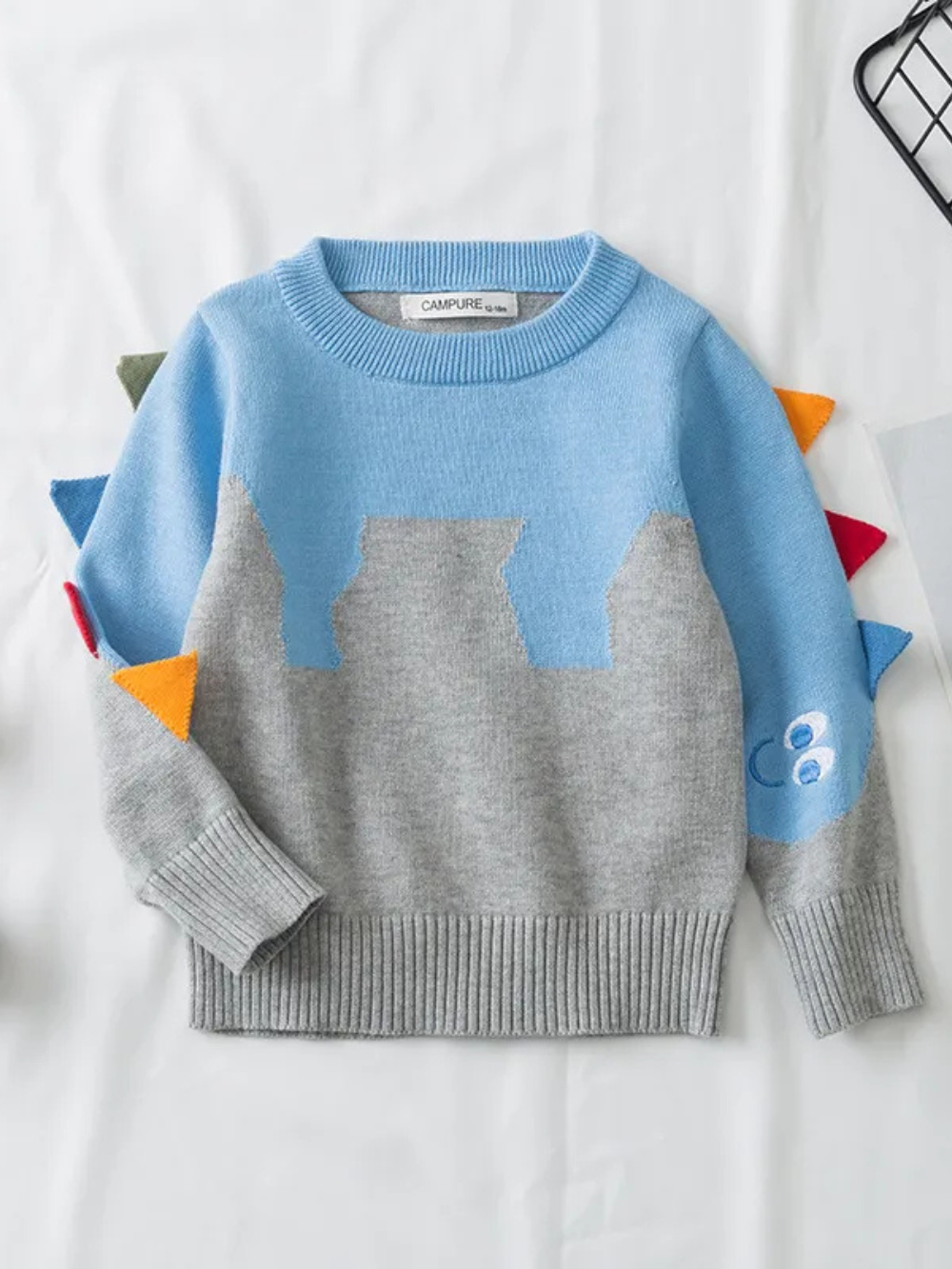 ブルーとグレー配色の恐竜ジャカード子どもコットンニットセーター正面
