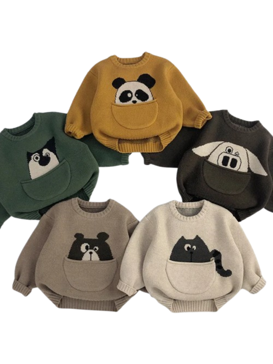 ベージュ・ディープコーヒー・フォレストグリーン・カーキ・ターメリックの動物ポケット子どもニットセーターを並べたカラーバリエーション
