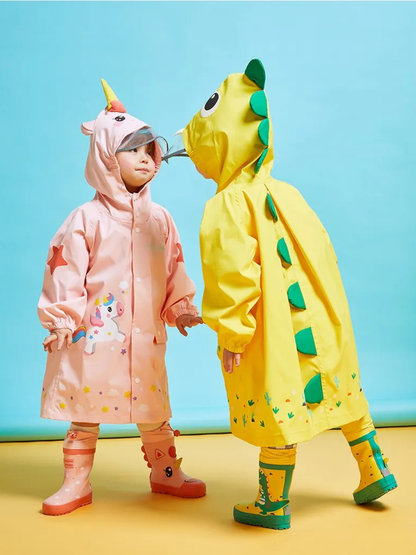 ピンクとイエローのキッズレインコート着用（子ども用レインコート）ユニコーン柄・恐竜デザイン
