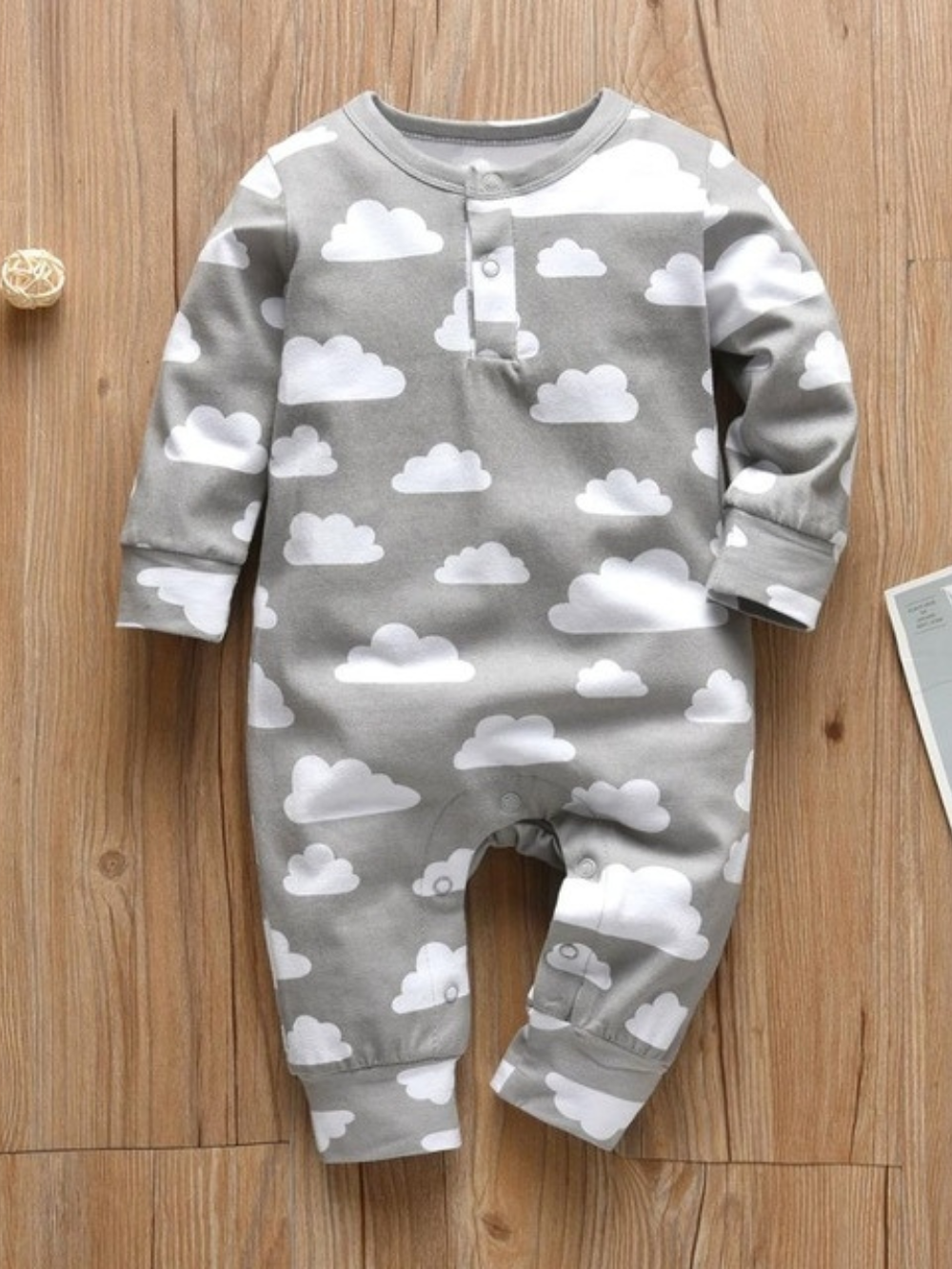 くも柄の長袖ベビーカバーオール（前ボタン付き）
