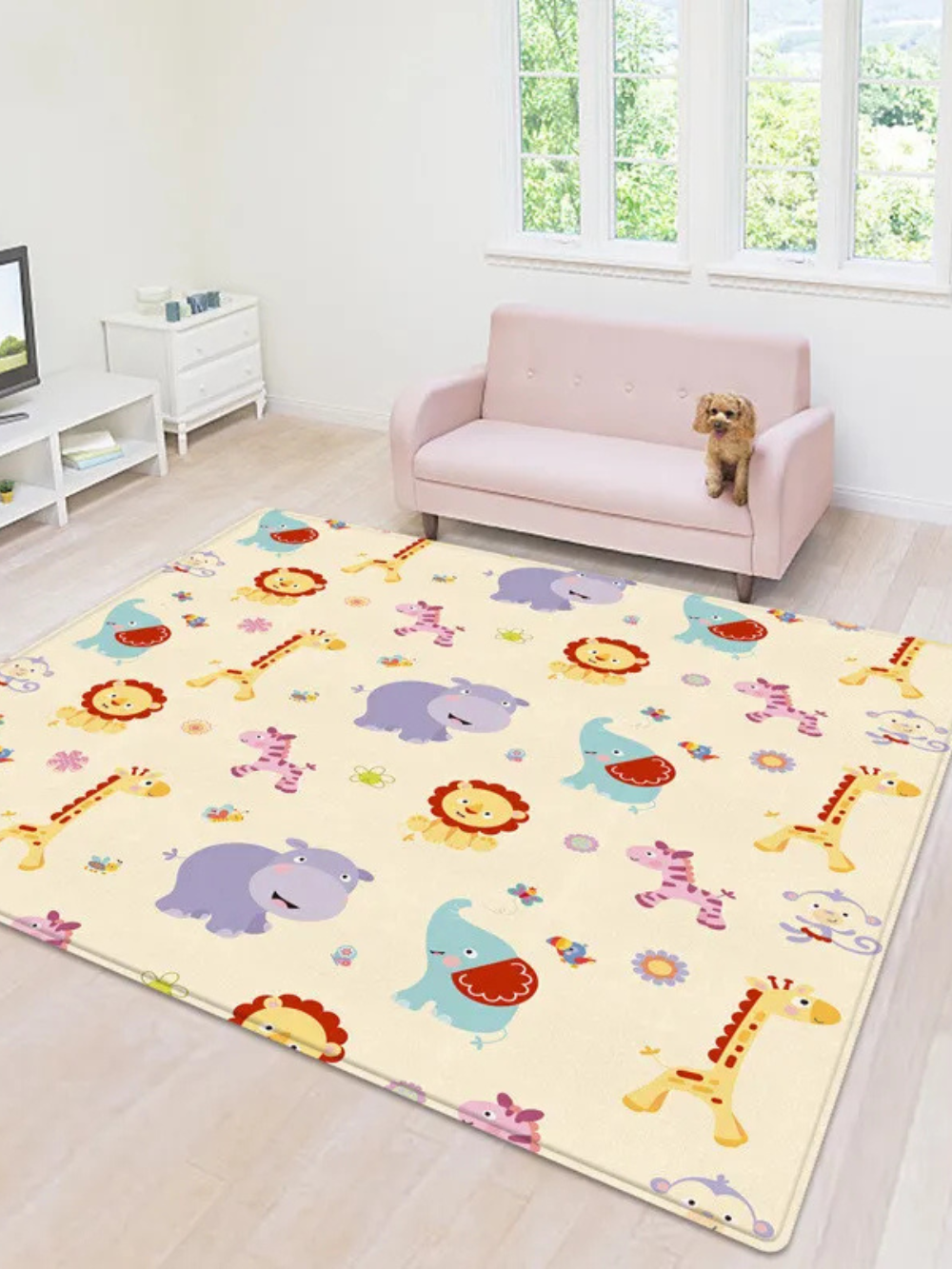 リビングの床に敷いた動物柄・のりもの柄のプレイマット 広い床遊びスペースの使用イメージ
