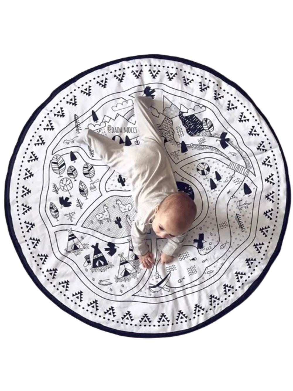 ホワイトのヴィレッジプリント円形ベビープレイマットの上でうつ伏せになる赤ちゃん 白背景の使用イメージ
