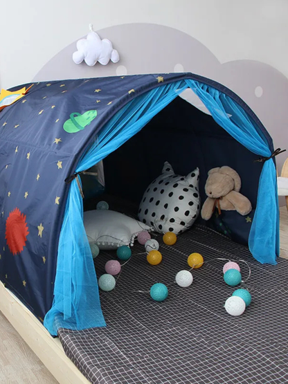 ベッド上に設置されたキッズベッドテント ブルー 星柄デザイン 内部の遊び空間
