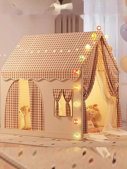ハウス型キッズテント カーキ チェック柄ルーフ カーテン付き 室内設置イメージ カラフルライト点灯
