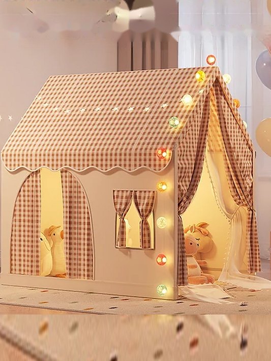 ハウス型キッズテント カーキ チェック柄ルーフ カーテン付き 室内設置イメージ カラフルライト点灯
