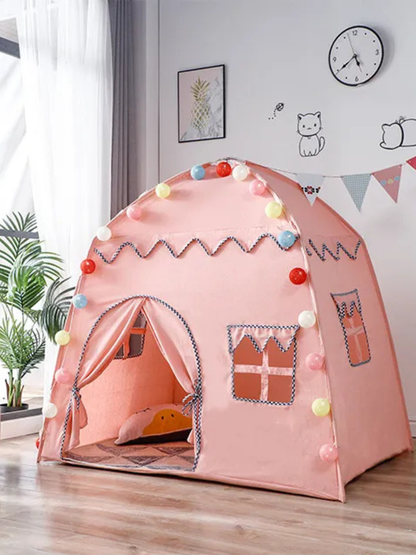 ハウス型キッズテント ピンクベージュ 室内設置イメージ ポンポンライト付き
