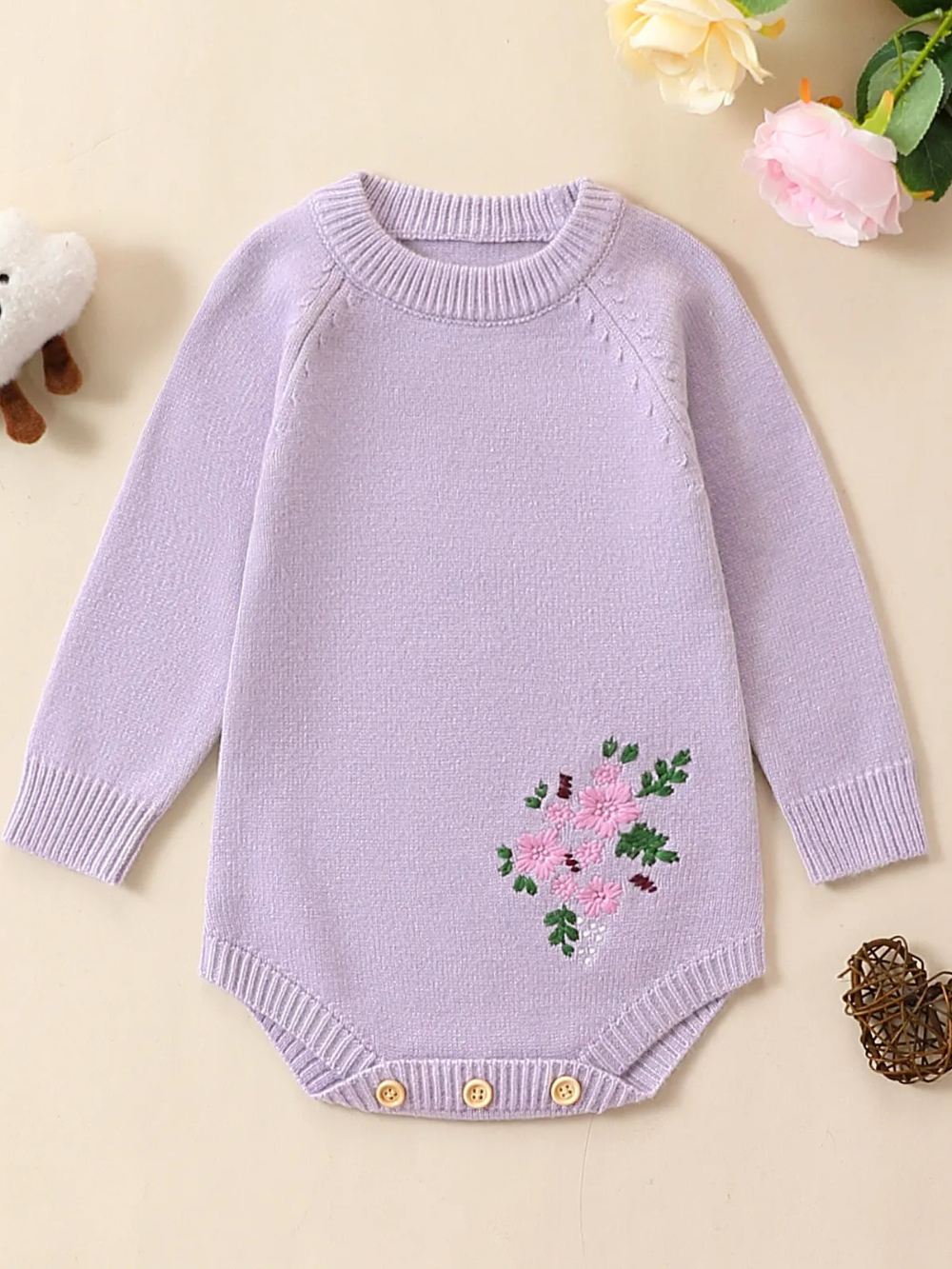 ラベンダーの長袖ベビーロンパース 前面全体と花刺繍デザイン
