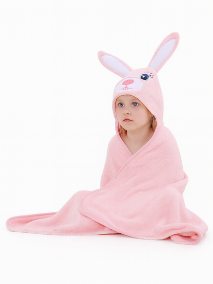 子犬モチーフのフード付きベビーバスタオルを着用して遊ぶシーン（アニマルフードタオル）
