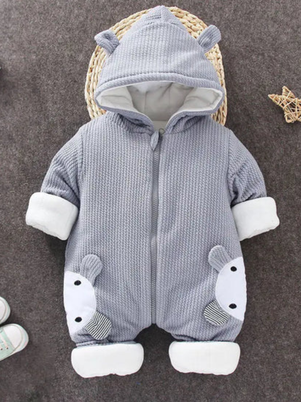 グレーのうさ耳フード付きベビーカバーオールの全体デザイン
