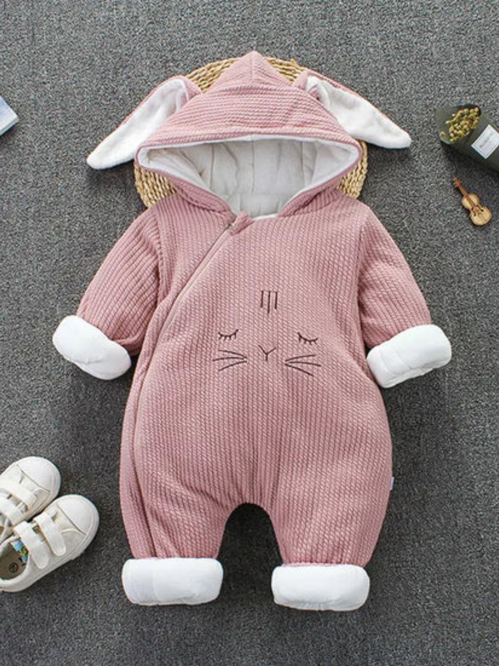 ピンクのうさ耳フード付きベビーカバーオールの全体デザイン
