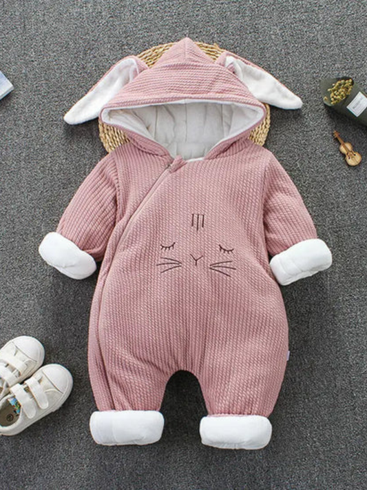 ピンクのうさ耳フード付きベビーカバーオールの全体デザイン
