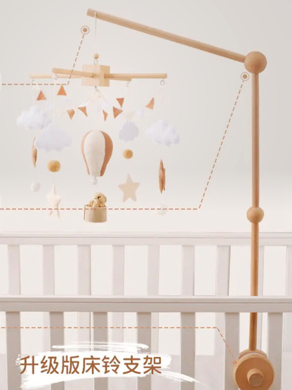 木製ベビーベッドメリー（雲・熱気球・星・吊り下げモチーフ）ナチュラルカラーのサイド支柱付き