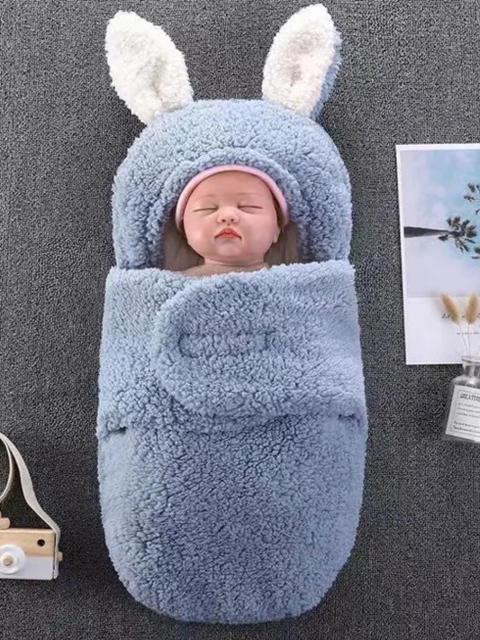 うさ耳フード付きスワドル寝袋 ブルー 着用イメージ（スワドル寝袋（新生児おくるみ））
