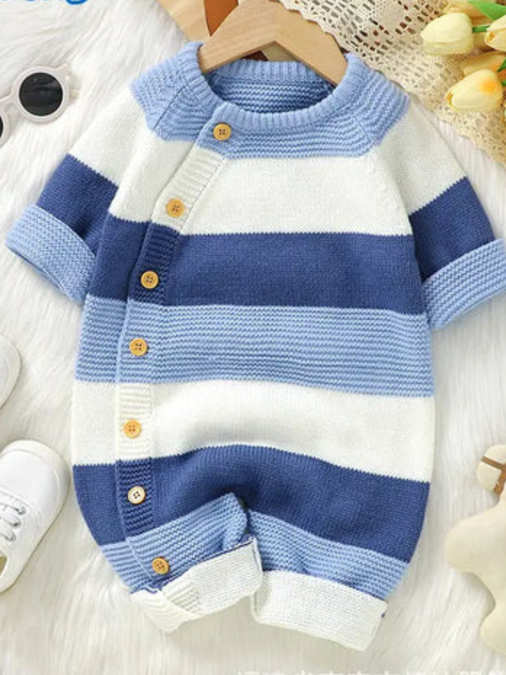 ブルー系ボーダー柄のベビーニットジャンプスーツ 前ボタンデザイン
