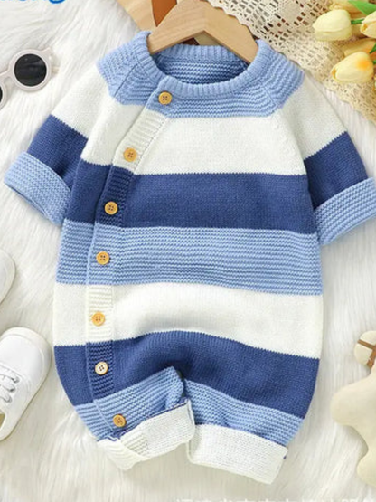 ブルー系ボーダー柄のベビーニットジャンプスーツ 前ボタンデザイン
