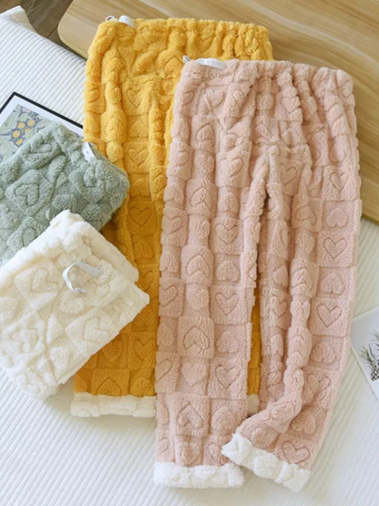 マタニティフランネルパンツの着用シーズン提案イメージ　秋冬から春先まで活躍
