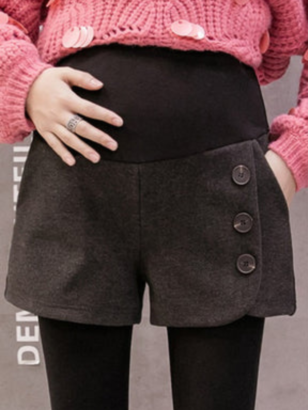 ハイウエストでお腹をやさしく包むマタニティショートパンツの着用イメージ（正面）
