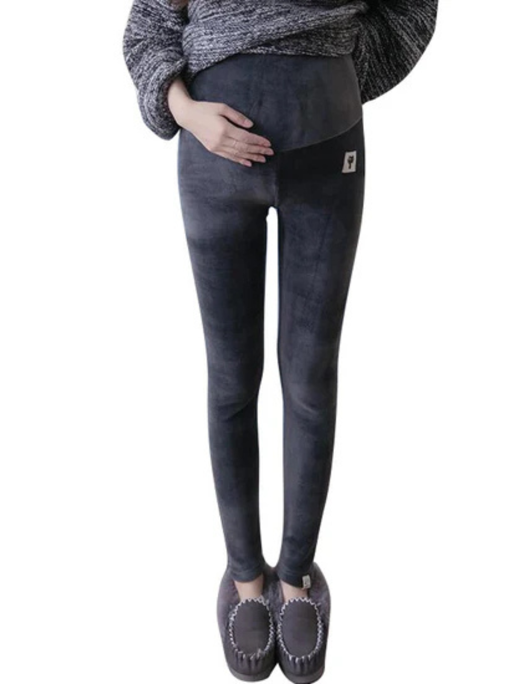 お腹をやさしく包む裏起毛マタニティレギンスの全身着用イメージ
