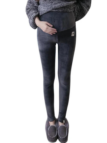 お腹をやさしく包む裏起毛マタニティレギンスの全身着用イメージ
