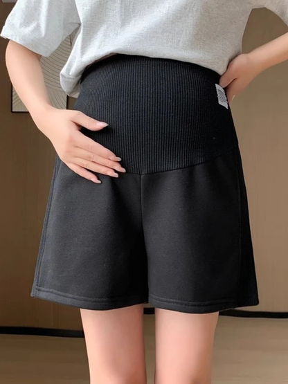 腹部サポート付きマタニティショートパンツの着用イメージ（ウエスト部分のフィット感）
