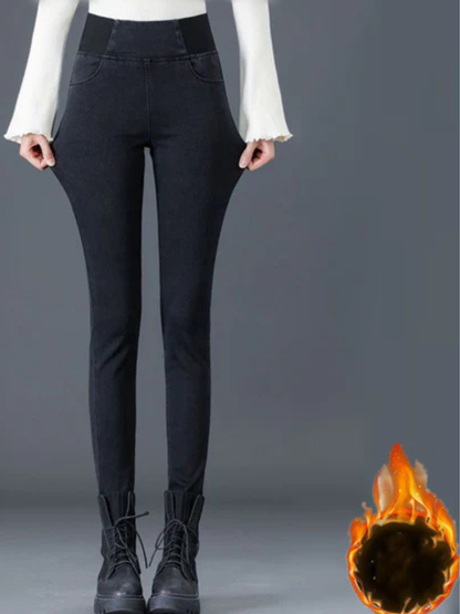 ハイウエストでお腹を包むマタニティジーンズの全身着用イメージ（正面）
