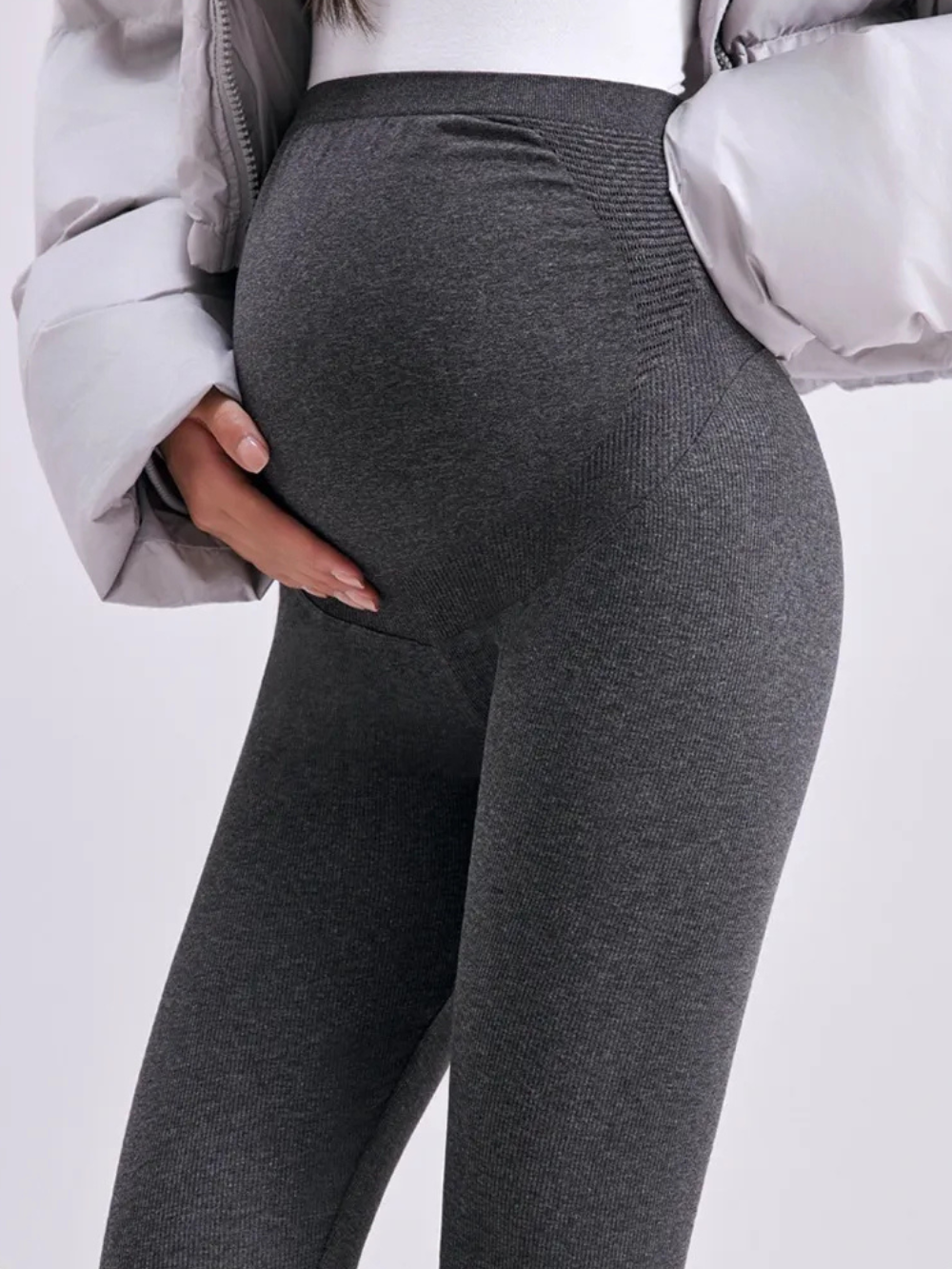 立体的な編み目とフィット感が伝わるマタニティレギンスの生地アップ
