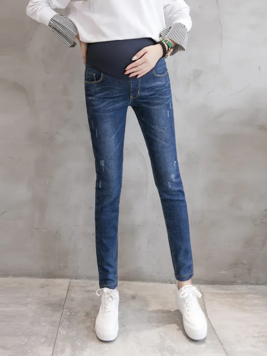 マタニティデニムパンツの正面着用アップ（お腹まわりカバー付き）
