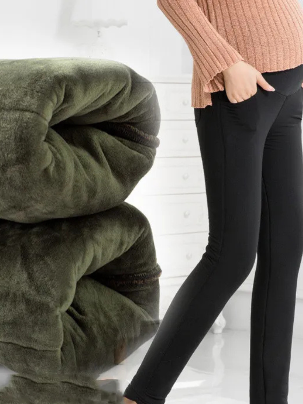 ブラックのマタニティレギンス着用イメージ（横に裏起毛のあたたかさを示す素材）
