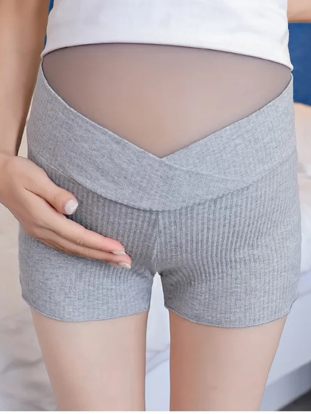 ライトグレーのマタニティレギンスショーツ（ローウエスト）の商品メイン画像
