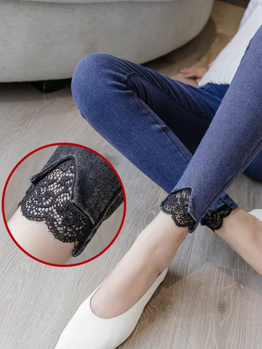 裾レースのディテールが分かるマタニティデニムレギンスパンツの着用イメージ
