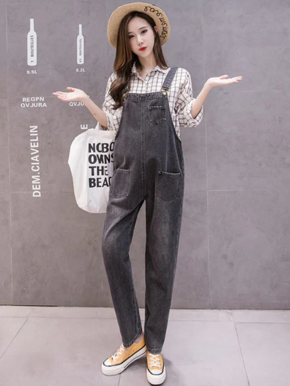 マタニティデニムサロペットの着用イメージ（全身）
