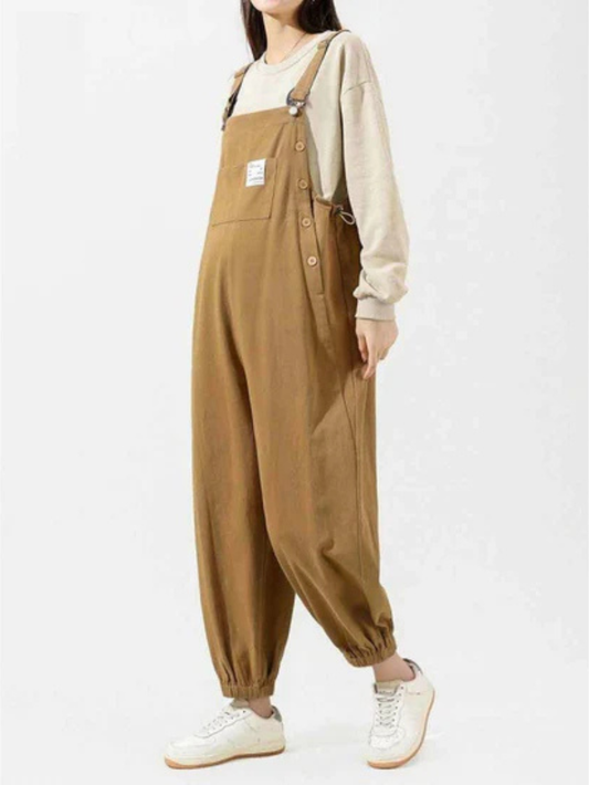 カーキのマタニティサロペットパンツの着用イメージ（正面全身）
