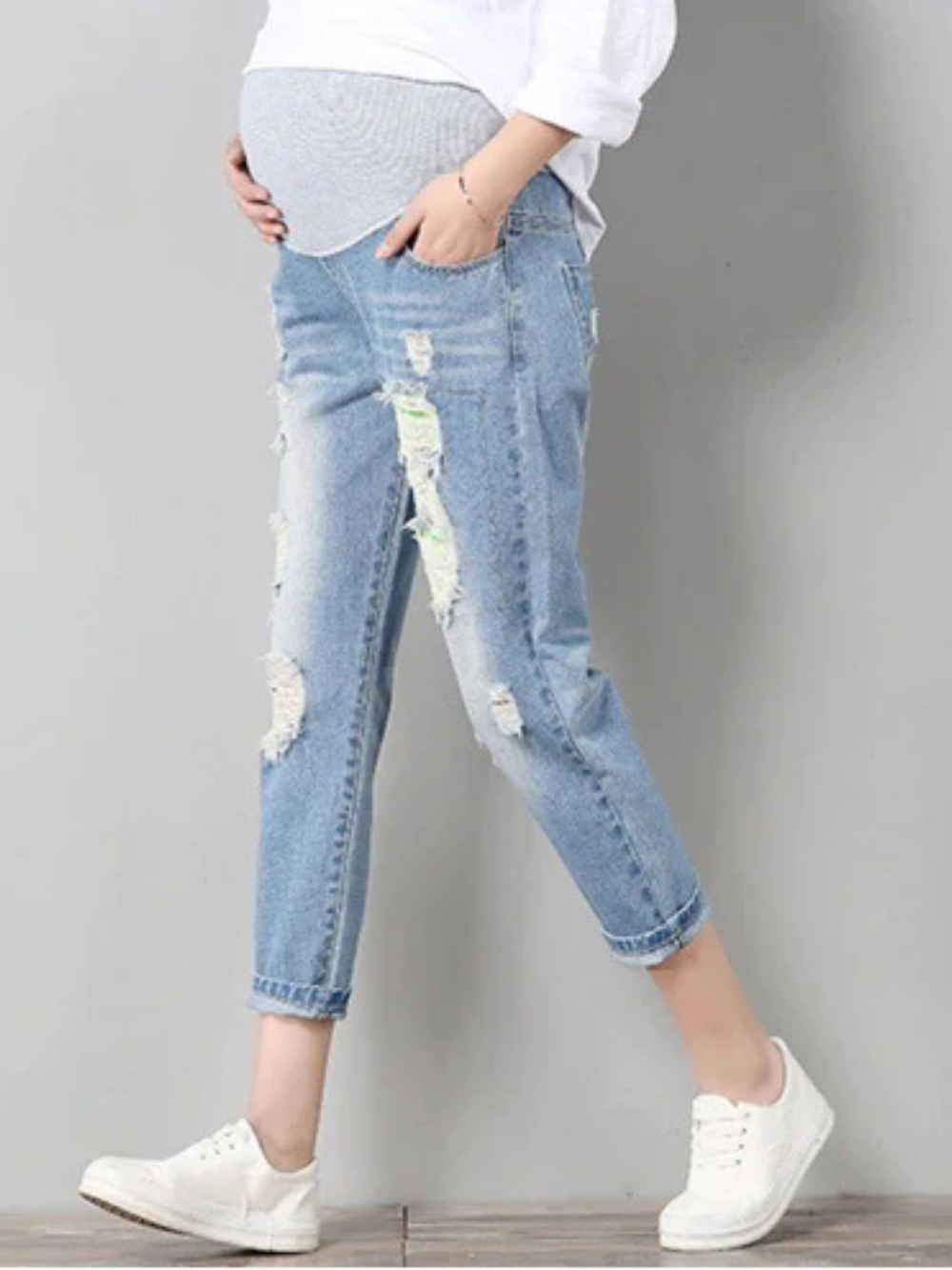 ダメージ加工のマタニティ九分丈パンツの着用イメージ（腹部サポート）
