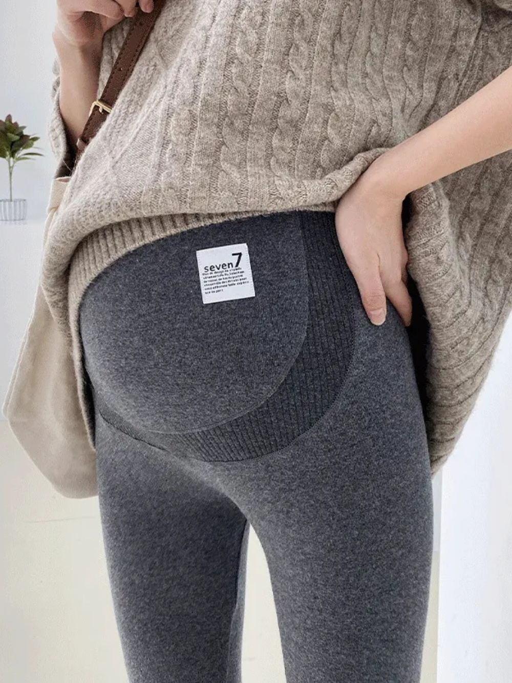 グレーのマタニティ厚手レギンス（秋冬向け・ロング丈）の商品イメージ
