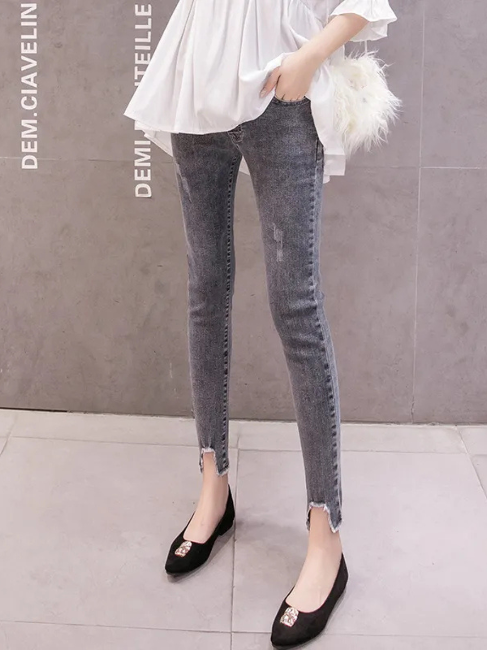 マタニティ九分丈デニムパンツの着用イメージ（正面全身）
