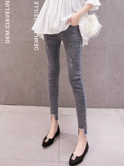 マタニティ九分丈デニムパンツの着用イメージ（正面全身）
