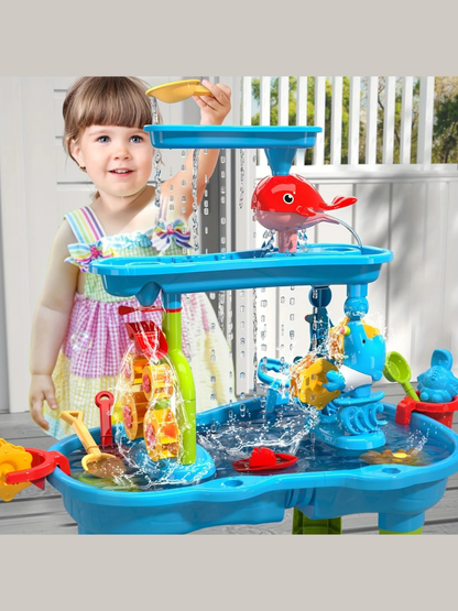 3段ウォーターテーブルで水を流して遊ぶ子どもたちの様子
