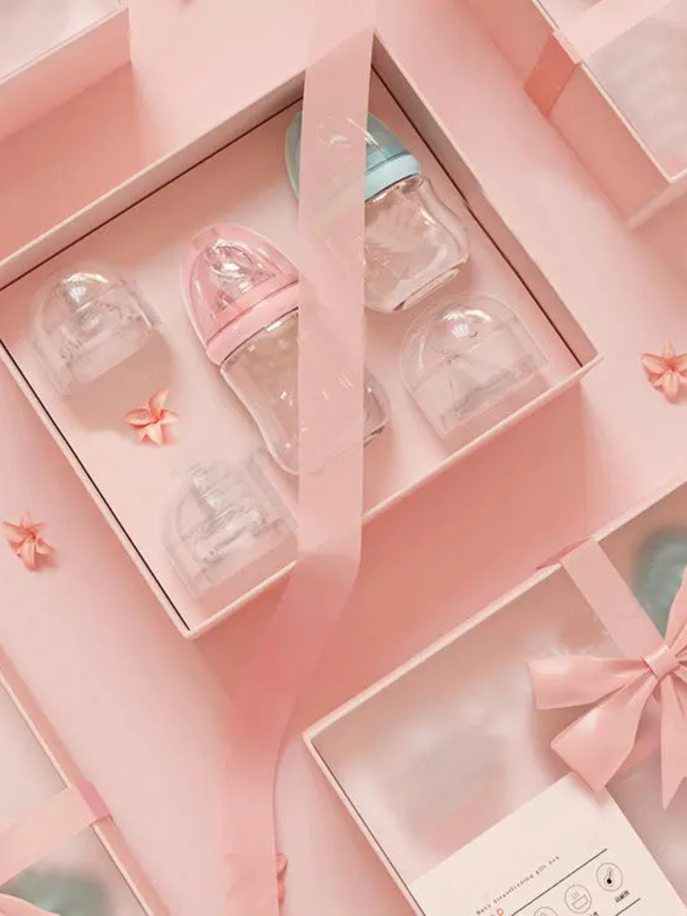 ピンクのギフトボックスを開けた授乳用ガラスボトルセットの俯瞰写真
