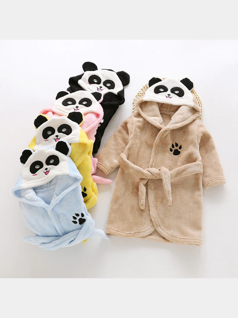 パンダフード付きベビーバスローブとカラーバリエーションの集合イメージ
