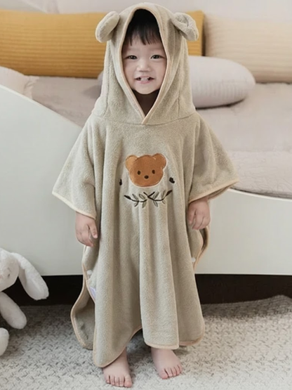 ラブベア刺繍 フード付きキッズバスローブ 着用イメージ（コーラルフリース）
